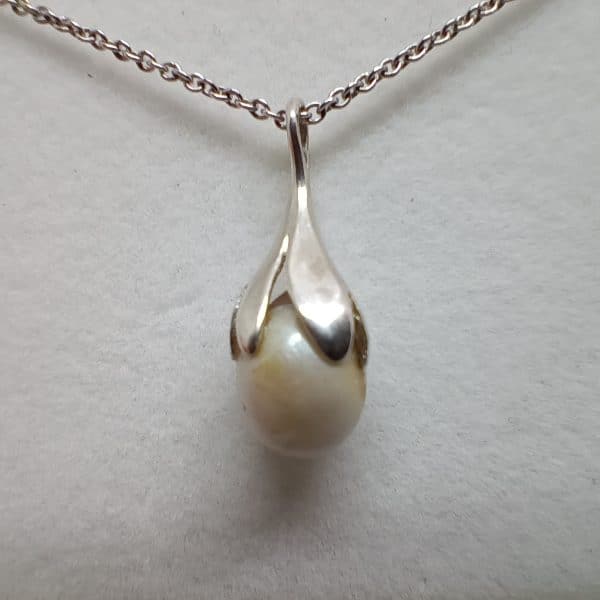 28486 Free form Natural Mississippi River pearl Pendant