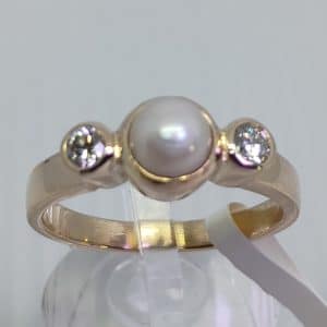 SWA331 14K yellow gold Natural Mississippi pearl ring with .17 TDW